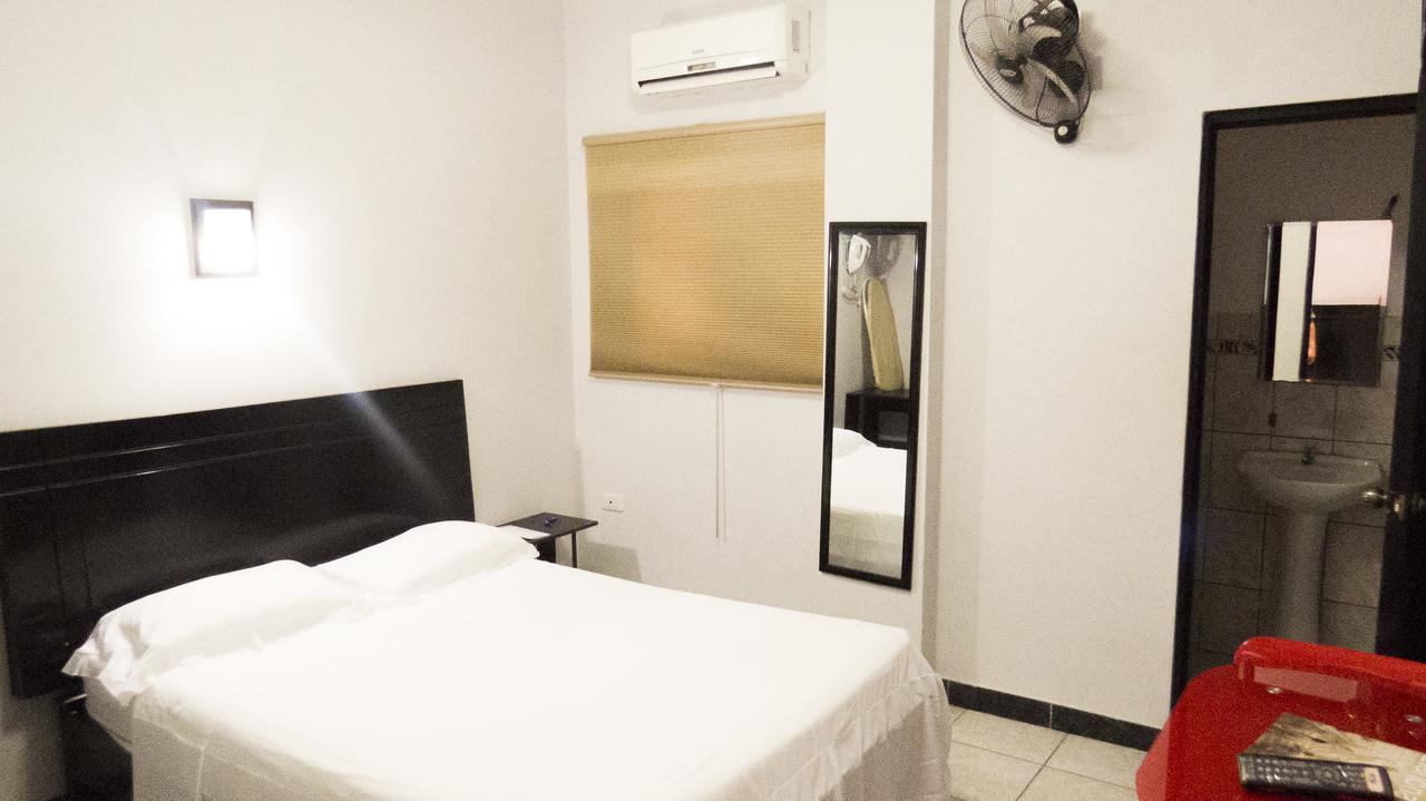 Jer'S Hostal Tumbes Eksteriør bilde