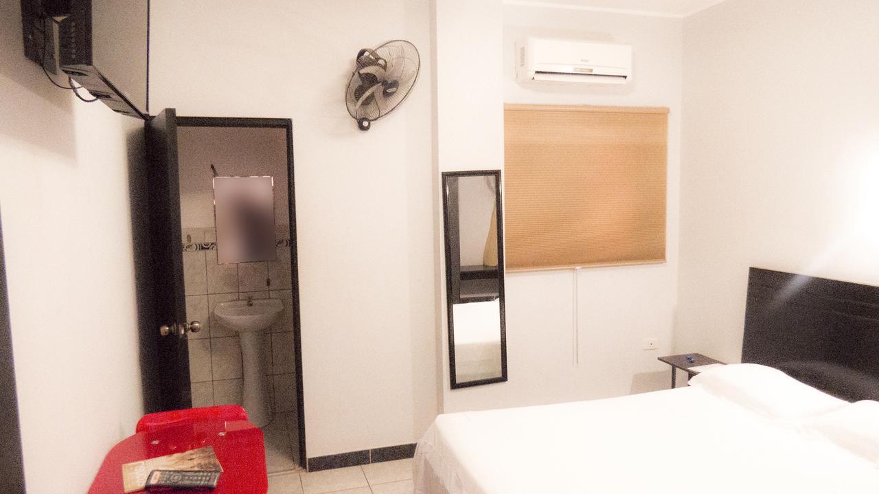 Jer'S Hostal Tumbes Eksteriør bilde